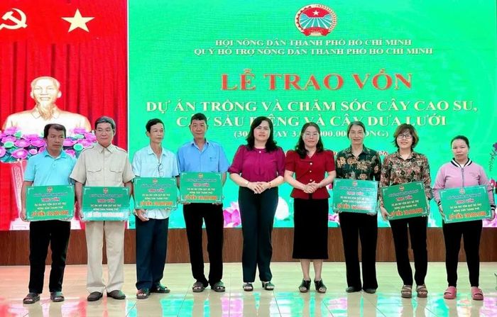 Nông dân xã Phú Giáo nhận vốn hỗ trợ để mở rộng sản xuất, phát triển các mô hình nông nghiệp hiệu quả và nâng cao thu nhập. Ảnh: Trần Phi.