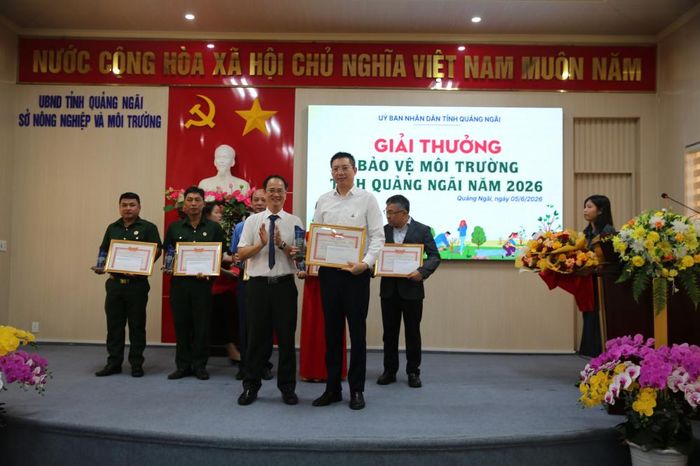 Phó Tổng Giám đốc BSR Mai Tuấn Đạt - Đại diện Tổng Công ty Lọc hóa dầu Việt Nam nhận Giải thưởng Bảo vệ môi trường tỉnh Quảng Ngãi năm 2026. Ảnh: BSR.