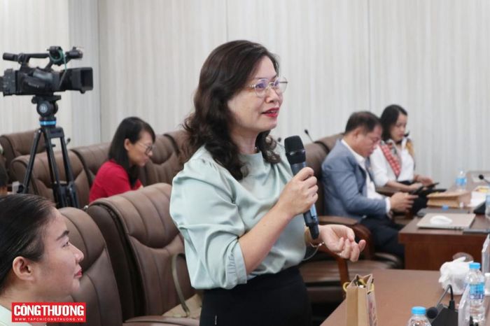 Nhà báo Ngô Thị Diệu Thúy, Phó Tổng biên tập Tạp chí Công Thương trao đổi tại Tọa đàm