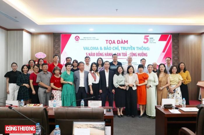 Lãnh đạo, đại diện các Ban chuyên môn và các đơn vị, doanh nghiệp, cá nhân hội viên Hiệp hội VALOMA; đại diện Lãnh đạo và phóng viên chuyên trách lĩnh vực logistics của các cơ quan báo chí tham dự Tọa đàm.