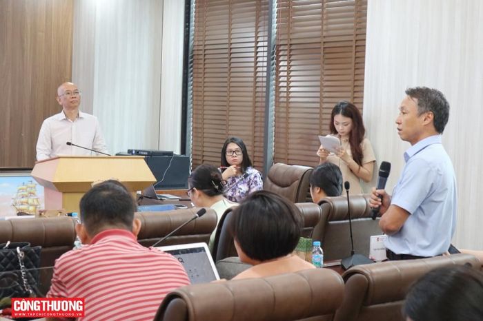 Ông Lê Vũ Hội, Phó Trưởng ban Tin kinh tế, TTXVN trao đổi tại Tọa đàm