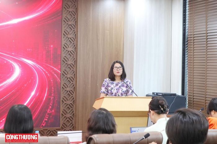 TS. Trần Thu Hương, Trưởng ban Truyền thông, Hiệp hội VALOMA thông tin về công tác truyền thông của Hiệp hội và sự phối hợp với các cơ quan báo chí thời gian qua