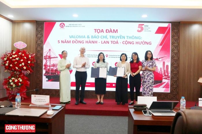 PGS.TS. Trịnh Thị Thu Hương, Phó Chủ tịch Hiệp hội VALOMA và Nhà báo Ngô Thị Diệu Thúy, Phó Tổng biên tập Tạp chí Công Thương trao Bản ghi nhớ hợp tác giữa hai bên.