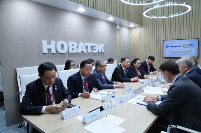 Thứ trưởng Nguyễn Hoàng Long tháp tùng Phó Thủ tướng Phạm Gia Túc tiếp Tập đoàn Novatek