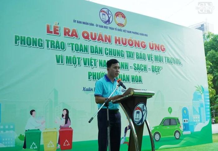 Ông Trần Nguyên Phong, Ủy viên Ban Thường vụ Đảng ủy, Chủ tịch Ủy ban MTTQVN P.Xuân Hòa công bố 5 nhóm mục tiêu và cam kết hành động cụ thể của P.Xuân Hòa trong phong trào thi đua