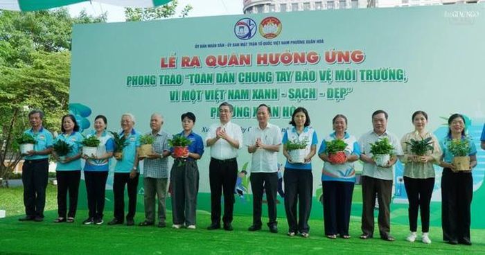 Trao tặng chậu cây xanh cho đại diện Trưởng ban Công tác Mặt trận của 24 khu phố