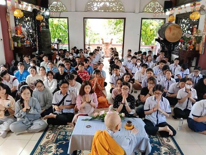 Các em học sinh lắng nghe lợi chỉ dạy của Ni trưởng Thích nữ Hạnh Ngọc