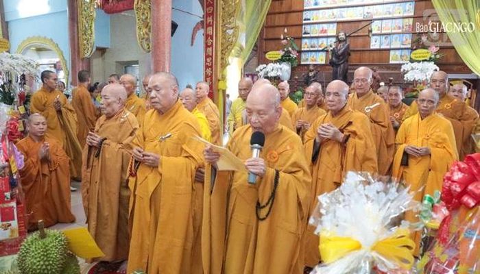 Chư tôn đức dâng hương tưởng niệm