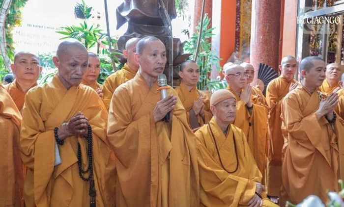 Thượng tọa Thích Minh Quang tác bạch cúng dường