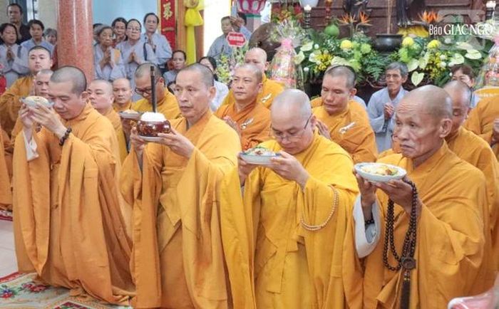 Môn đồ pháp quyến dâng phạn thực cúng dường