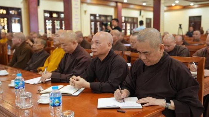 Chư tôn đức tham dự họp
