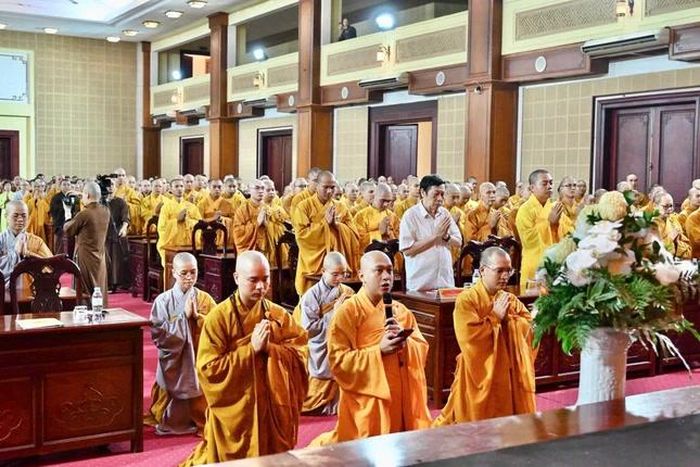 Đại diện chư hành giả an cư dâng lời tác bạch