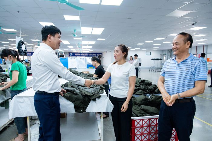 Ông Nguyễn Hồng Phong, Tổng giám đốc Bảo hiểm VietinBank tới thăm nhà xưởng mới của Công ty Cổ phần May Năm Châu.