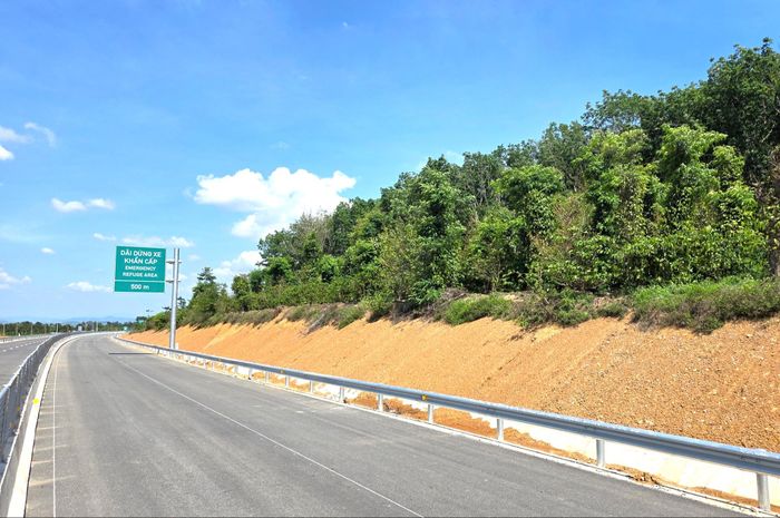 Vị trí tái lấn chiếm hành lang nằm bên trái tuyến, dài khoảng 500m khiến nhà thầu chưa thể triển khai công tác thi công hàng rào để hoàn thiện dự án. Ảnh: Ngọc Hùng
