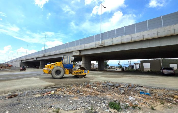 Chủ đầu tư đang chỉ đạo nhà thầu tập trung thiết bị máy móc thi công hoàn thiện các nút giao và các hạng mục cuối cùng để đưa dự án về đích đúng kế hoạch. Ảnh: Ngọc Hùng