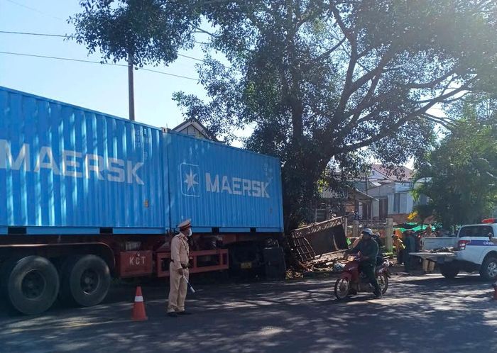 Lực lượng chức năng đang bảo vệ hiện trường, điều tra làm rõ nguyên nhân vụ tai nạn. Ảnh: N.H