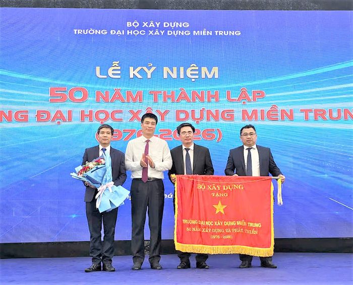 Bộ Xây dựng tặng bức trướng nhân dịp kỷ niệm 50 năm thành lập trường Đại học Xây dựng Miền Trung.