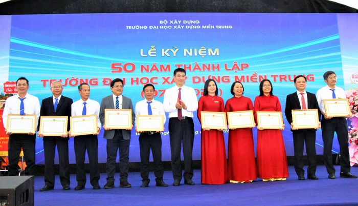 10 cá nhân của trường Đại học Xây dựng Miền Trung được Bộ Xây dựng tằng Bằng khen.