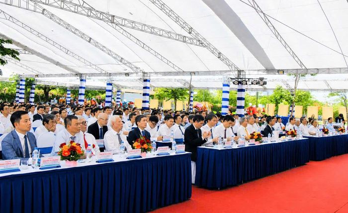 Các đại biểu dự lễ kỷ niệm 50 năm thành lập trường Đại học Xây dựng Miền Trung.