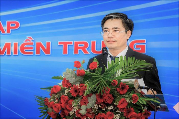 Tiến sĩ Phan Văn Huệ, Hiệu trưởng trường Đại học Xây dựng Miền Trung giới thiệu những thành tựu nhà trường đã đạt được trong 50 năm qua.