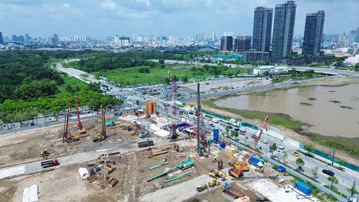 Một góc dự án tiếp giáp với đường Mai Chí Thọ - Tố Hữu đang được thi công nhộn nhịp. Ảnh: Mỹ Quỳnh