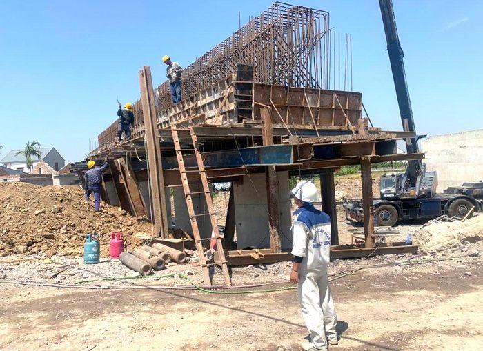 Thường xuyên kiểm tra hiện trường, đôn đốc nhà thầu đẩy nhanh tiến độ thi công gắn với bảo đảm chất lượng công trình.