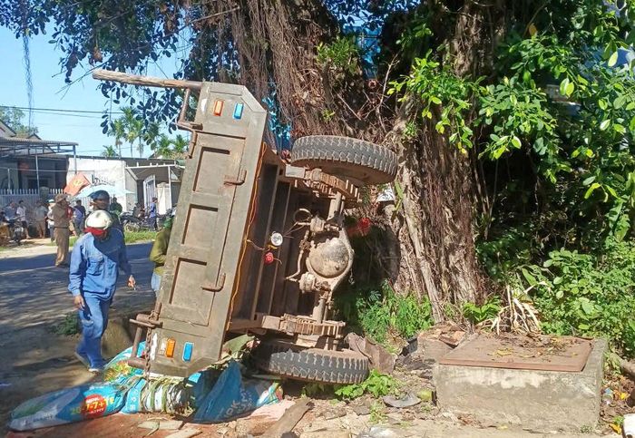 Vụ tai nạn khiến bốn người tử vong, hai người bị thương nhập viện cấp cứu. Ảnh: N.H
