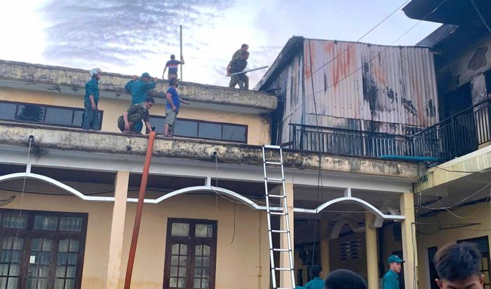 Lực lượng chức năng kịp thời khống chế đám cháy tại một trụ sở làm việc của xã Thượng Đức, TP Đà Nẵng.
