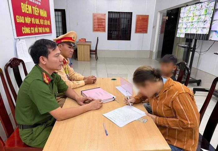Lực lượng chức năng xử phạt một vụ học sinh ném đá lên tàu.