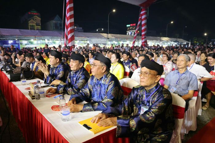 Hàng ngàn người dân, du khách, cán bộ, lãnh đạo Đảng, Nhà nước và tỉnh An Giang tham dự lễ khai mạc.