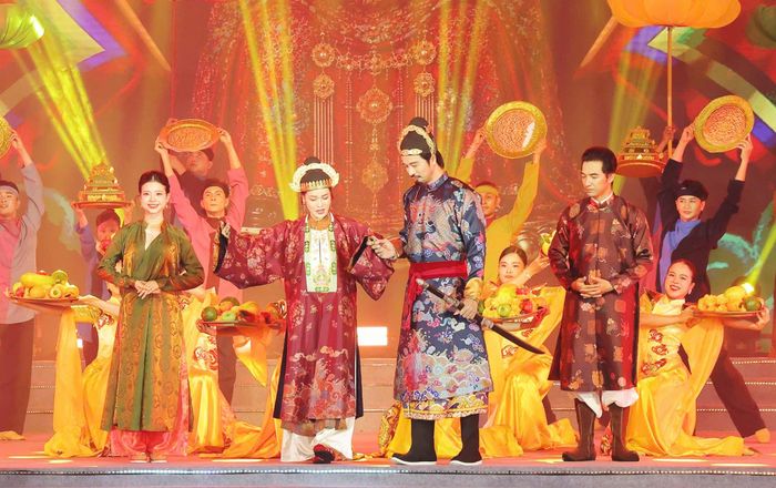Sân khấu hóa tái hiện hình ảnh danh thần Thoại Ngọc Hầu và phu nhân Châu Thị Tế - người có công khai mở đất và đào kênh Vĩnh Tế.