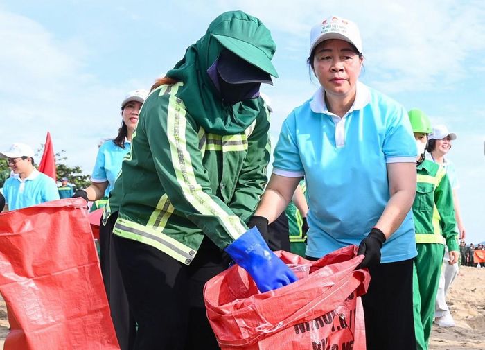 Ngay sau lễ phát động, các đại biểu và lực lượng tham gia đã cùng thực hiện hoạt động thu gom rác thải tại khu vực bãi biển đường Bình Minh và bờ biển thuộc phường Cửa Lò, tỉnh Nghệ An.