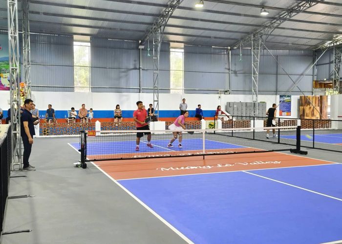 16 đôi vận động viên tham gia tranh tài tại giải thể thao Pickleball tại phường Trung Tâm, tỉnh Lào Cai.
