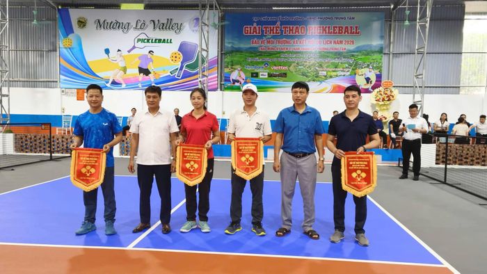 Ban Tổ chức trao cờ lưu niệm cho Tổ trọng tài điều khiển giải đấu Pickleball.