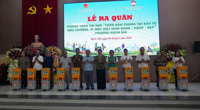 Trao tặng dụng chứa và phân loại rác thải cho hộ dân.