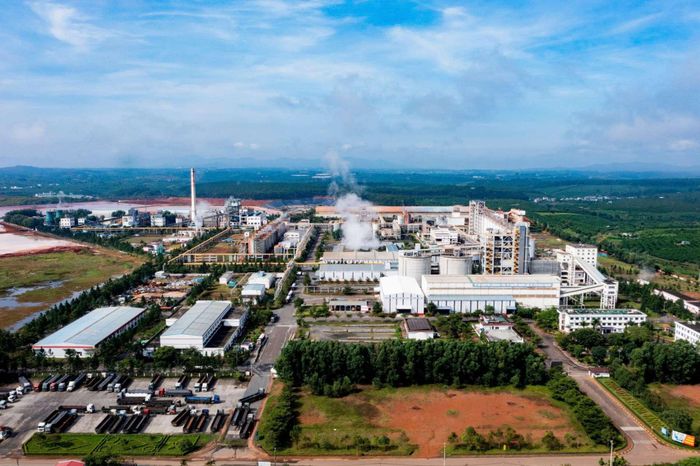 Lâm Đồng xác định chuỗi bô-xít - alumin - luyện nhôm - chế biến sâu sau nhôm là ngành công nghiệp chiến lược có ý nghĩa quan trọng đối với tỉnh, (Nhà máy Alumin Tân Ra)
