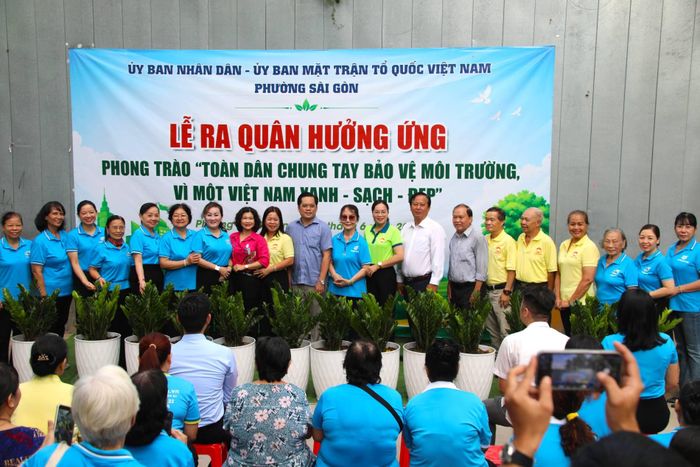 Lãnh đạo Đảng ủy, MTTQ, UBND phường chụp ảnh lưu niệm với 14 vị Trưởng Khu phố thuộc phường Sài Gòn