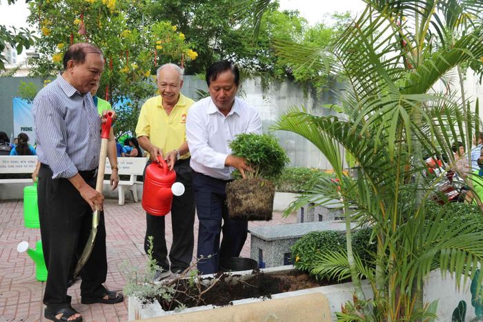 Ông Bùi Quang Hiệp - Trưởng Khu phố 12 ( áo trắng) và các vị cao tuổi trực tiếp xuống giống cây cảnh tại Khuôn viên văn hóa Chung cư 1A – 1B đường Nguyễn Đình Chiểu, Khu phố 12, Phường Sài Gòn, TP.HCM