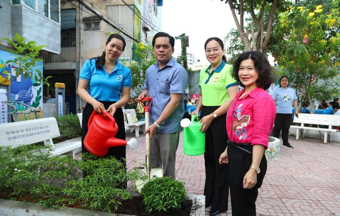 Từ phải qua: Bà Lê Thị Lan Chi - Phó Bí thư thường trực Đảng ủy phường, bà Hoàng Thị Thu Liên - Chủ tịch UBMTTQ Việt Nam phường và ông Trần Công Hậu – Đảng ủy viên, Phó Chủ tịch UBND phường Sài Gòn cùng chung tay trồng cây với đại diện đoàn thể địa phương