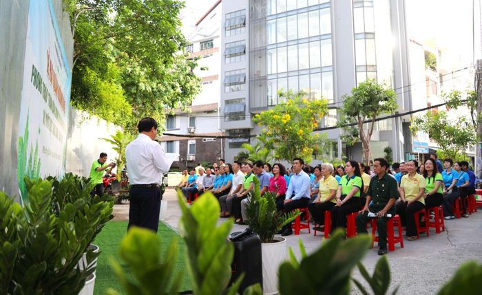Đại diện của các khu phố trong phường phát biểu quyết tâm thực hiện ra quân tổng vệ sinh môi trường tại địa phương