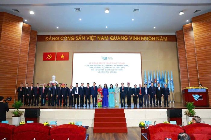 Lãnh đạo ĐHQG-HCM chụp hình lưu niệm cùng các nhân sự nhận quyết định tại sự kiện.