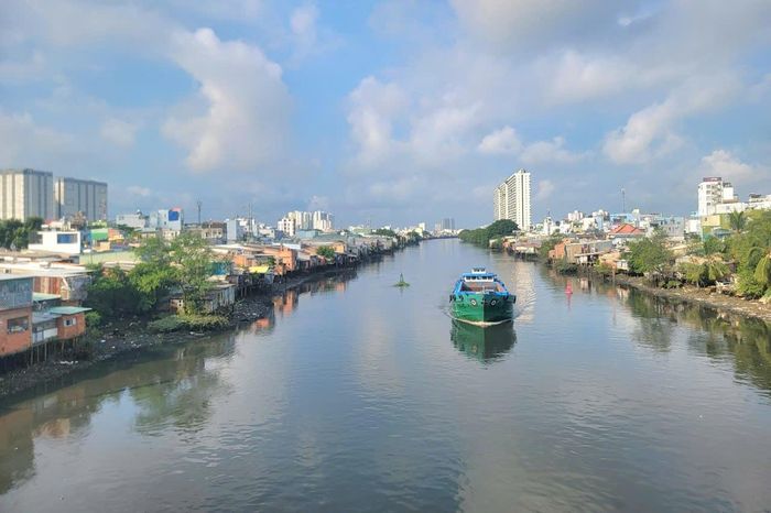 Kênh Đôi trên địa bàn Quận 8 cũ. Ảnh: Quang Phương