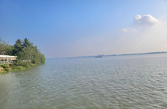 Việc cắm mốc bờ sông, kênh, hồ công cộng sẽ tạo quỹ đất để phục vụ cho sự phát triển kinh tế-xã hội của thành phố. Trong ảnh, sông Đồng Nai thuộc địa bàn phường Long Phước. Ảnh: Quang Phương