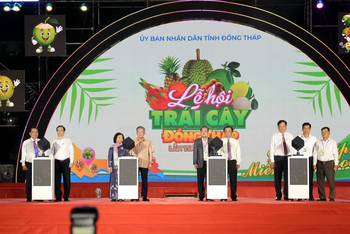 Các đại biểu thực hiện nghi thức khai mạc Lễ hội Trái cây Đồng Tháp lần thứ I