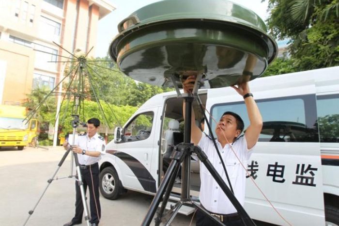 Các nhân viên đang lắp đặt hệ thống dò tìm không dây tại một địa điểm thi ở tỉnh Hà Nam, Trung Quốc. Ảnh: Reuters