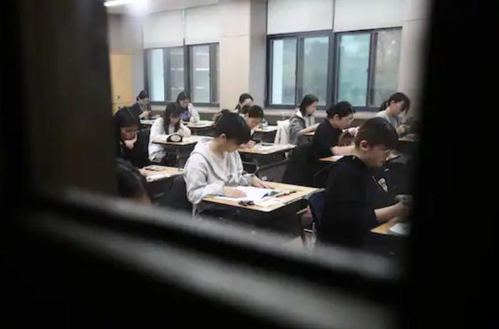 Các thiết bị điện tử như điện thoại, đồng hồ thông minh và tai nghe Bluetooth đều bị cấm mang vào phòng thi; vi phạm có thể bị coi là gian lận và hủy kết quả thi.