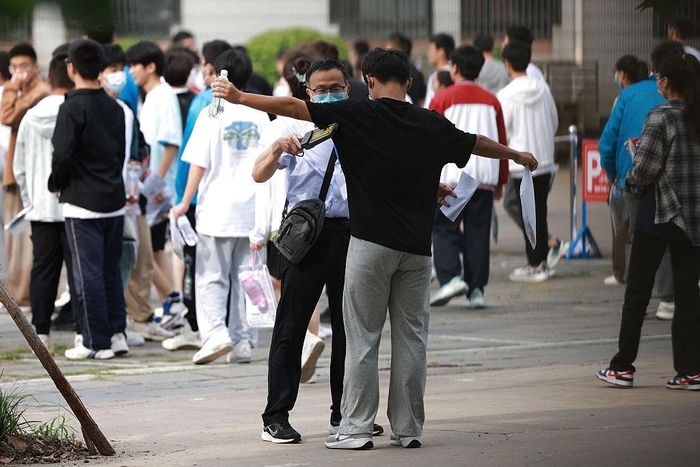 Thí sinh tham dự kỳ thi Gaokao tại Trung Quốc phải trải qua nhiều lớp kiểm tra an ninh, từ đo thân nhiệt, kiểm tra thiết bị điện tử đến soi chiếu bằng máy dò kim loại trước khi vào phòng thi