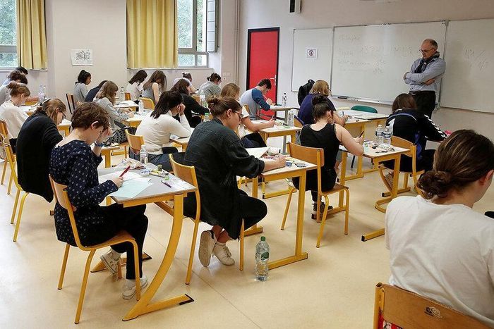 Học sinh Pháp tham dự kỳ thi Tú tài (Baccalaureát). Theo quy định, điện thoại thông minh, đồng hồ thông minh và các thiết bị có khả năng trao đổi dữ liệu đều bị cấm trong phòng thi.