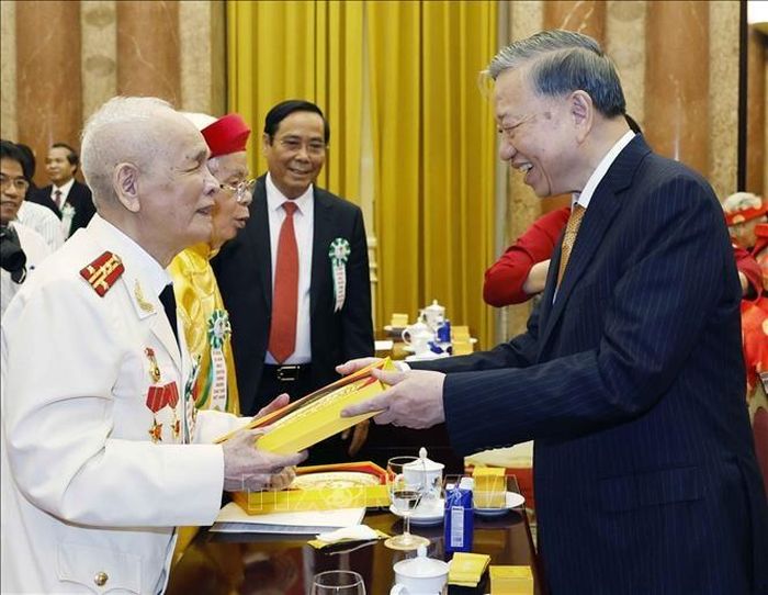 Tổng Bí thư, Chủ tịch nước Tô Lâm tặng quà cho các đại biểu. Ảnh: Thống Nhất/TTXVN