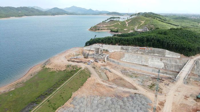 Khắc phục những khó khăn do diễn biến thời tiết phức tạp, các đơn vị thi công dự án nâng cấp, sửa chữa hồ Kẻ Gỗ đang nỗ lực để đưa dự án về đích trước mùa mưa lũ